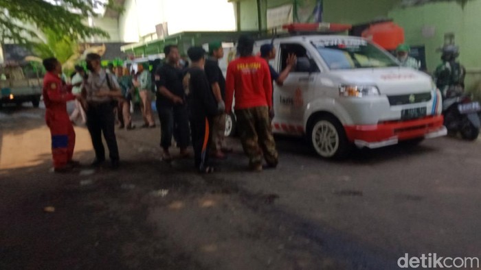 Kebakaran pabrik tekstil di Klaten, 8 karyawan diangkut ambulans dibawa ke RS, Rabu (14/12/2022).
