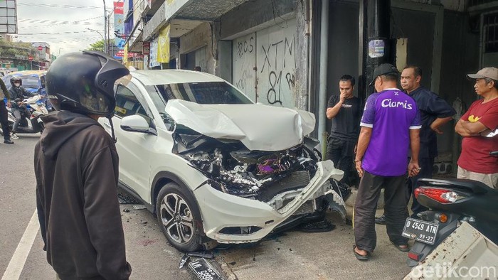 Kecelakaan terjadi di di Jalan RE Martadinata, Kabupaten Ciamis. Empat orang dilaporkan mengalami luka.