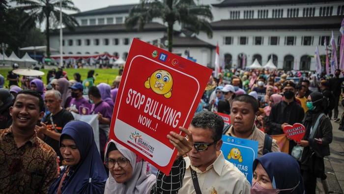 Kemeriahan Festival Disabilitas 2022 di Depan Gedung Sate Bandung Sejumlah warga disabilitas mengunjungi pameran pada Festival Disabilitas 2022 di halaman Gedung Sate, Bandung, Jawa Barat, Rabu (14/12/2022). Festival Disabilitas 2022 yang diikuti oleh berbagai yayasan disablitas dari berbagai kota di Jawa Barat tersebut diselenggarakan dalam rangka Hari Disabilitas Internasional. ANTARA FOTO/Raisan Al Farisi/wsj.