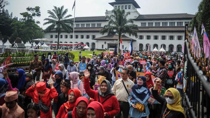 Sejumlah warga disabilitas mengunjungi pameran pada Festival Disabilitas 2022 di halaman Gedung Sate, Bandung, Jawa Barat, Rabu (14/12/2022). Festival Disabilitas 2022 yang diikuti oleh berbagai yayasan disablitas dari berbagai kota di Jawa Barat tersebut diselenggarakan dalam rangka Hari Disabilitas Internasional. ANTARA FOTO/Raisan Al Farisi/wsj.