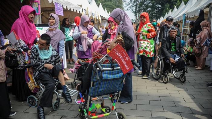 Sejumlah warga disabilitas mengunjungi pameran pada Festival Disabilitas 2022 di halaman Gedung Sate, Bandung, Jawa Barat, Rabu (14/12/2022). Festival Disabilitas 2022 yang diikuti oleh berbagai yayasan disablitas dari berbagai kota di Jawa Barat tersebut diselenggarakan dalam rangka Hari Disabilitas Internasional. ANTARA FOTO/Raisan Al Farisi/wsj.
