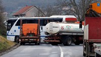 Ratusan orang Serbia yang marah atas penangkapan seorang mantan polisi telah membuat penghalang jalan, yang melumpuhkan lalu lintas melalui dua penyeberangan perbatasan dari Kosovo ke Serbia.