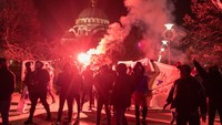 Ledakan dan penembakan dilaporkan saat ketegangan meningkat antara etnis Albania dan etnis Serbia setelah enam penghalang jalan dipasang sebagai solidaritas atas penangkapan mantan perwira itu.