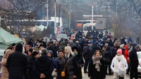 Ketegangan ini setelah Pemerintah Kosovo mewajibkan orang-orang yang memasuki Kosovo dengan identitas Serbia harus menggantinya dengan dokumen sementara selama mereka tinggal di negara itu. Pemerintah Kosovo juga mengatakan etnis Serbia yang memiliki pelat nomor kendaraan yang dikeluarkan oleh Serbia harus mengganti pelat nomor Kosovo.