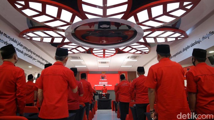 Ketua KPK Firli Bahuri mendatangi sekolah partai PDIP di Lenteng Agung, Jakarta. Firli memberi wejangan kepada Bacaleg PDIP.