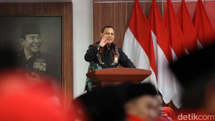 Ketua KPK Firli Bahuri mendatangi sekolah partai PDIP di Lenteng Agung, Jakarta. Firli memberi wejangan kepada Bacaleg PDIP.