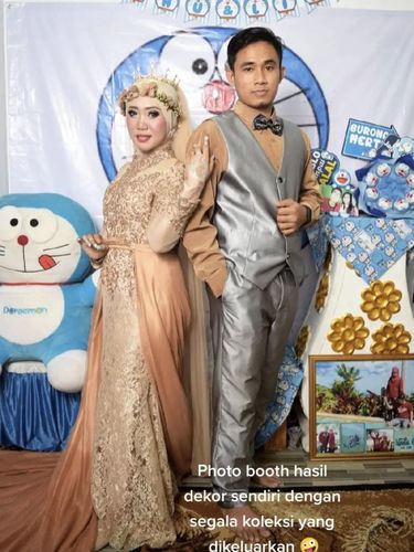 Kisah seorang wanita yang mengenakan tema Doraemon di hari pernikahannya viral di media sosial.