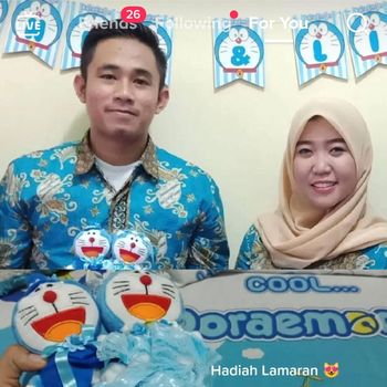 Kisah seorang wanita yang mengenakan tema Doraemon di hari pernikahannya viral di media sosial.
