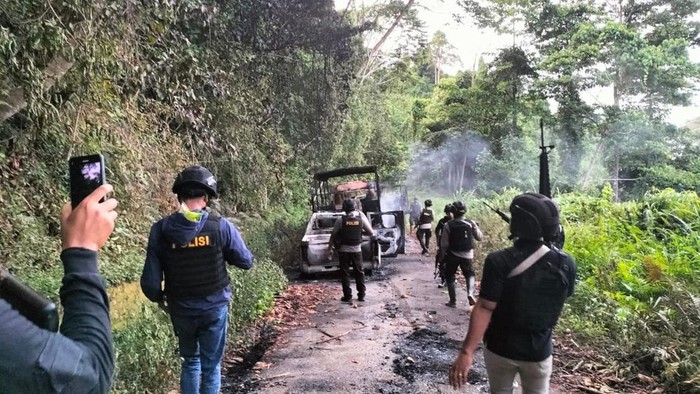 KKB menyerang iring-iringan polisi di Kepulauan Yapen, Papua. Sebanyak 3 mobil polisi dibakar oleh KKB.