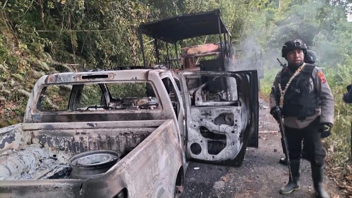 KKB menyerang iring-iringan polisi di Kepulauan Yapen, Papua. Sebanyak 3 mobil polisi dibakar oleh KKB.