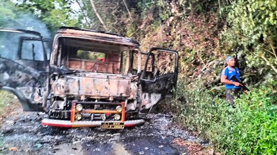 Penampakan 3 Mobil Polisi Dibakar KKB di Kepulauan Yapen Papua