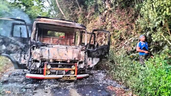 KKB menyerang iring-iringan polisi di Kepulauan Yapen, Papua. Sebanyak 3 mobil polisi dibakar oleh KKB.
