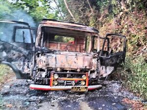 Penampakan 3 Mobil Polisi Dibakar KKB di Kepulauan Yapen Papua