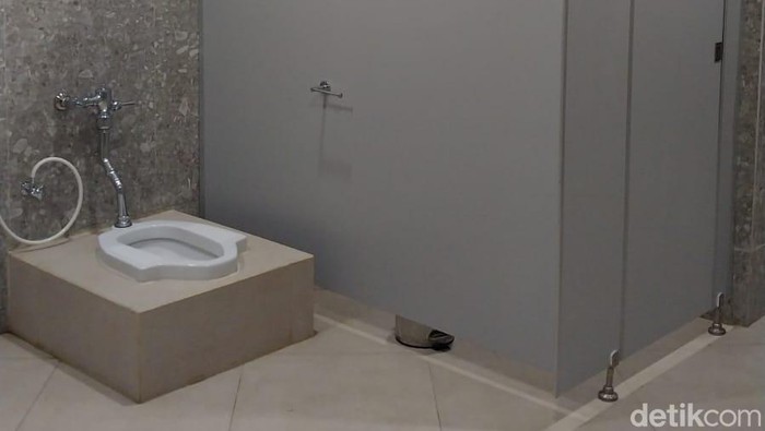 kloset jongkok di MCC dibangun di luar bilik kamar mandi