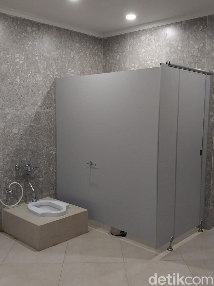 kloset jongkok di MCC dibangun di luar bilik kamar mandi