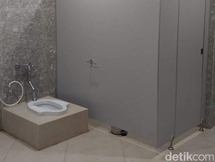 kloset jongkok di MCC dibangun di luar bilik kamar mandi