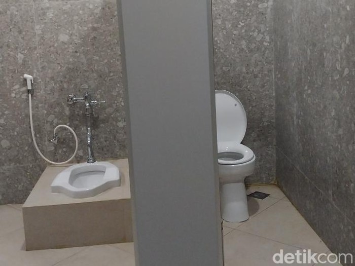 kloset jongkok di MCC dibangun di luar bilik kamar mandi