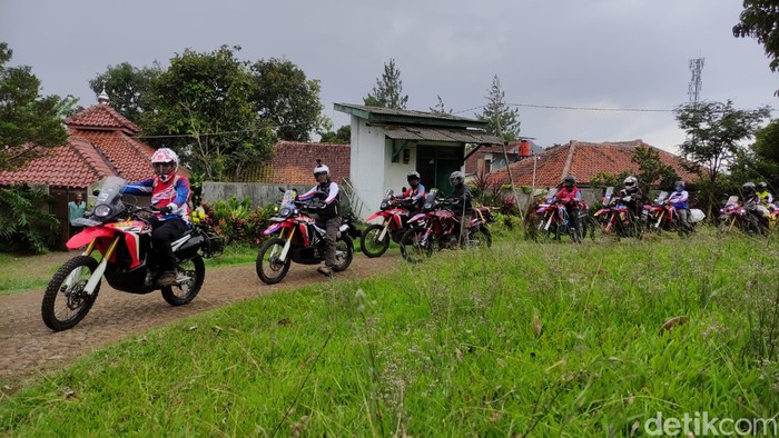 Komunitas Honda CRF Rally Indonesia bantu korban terdampak gempa di Cianjur.