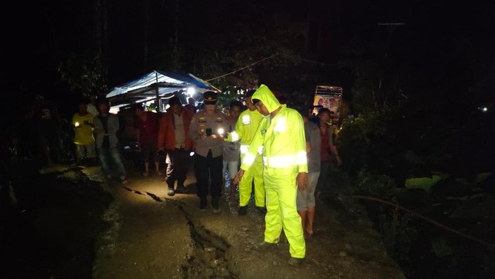 Kondisi jalan rusak di Nias akibat longsor. (Foto: Dok Polres Nias)