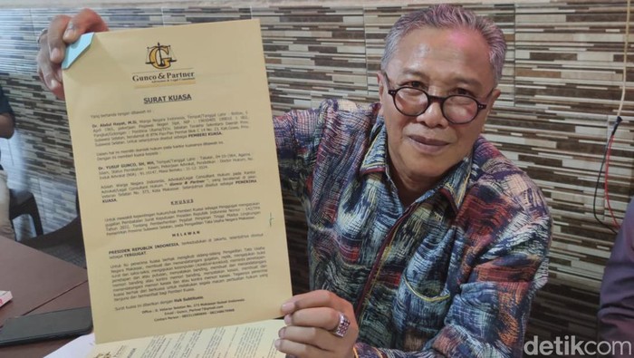 Kuasa hukum Abdul Hayat Gani, Yusuf Ganco menunjukkan surat mandat untuk mewakili kliennya mengajukan gugatan ke PTUN.