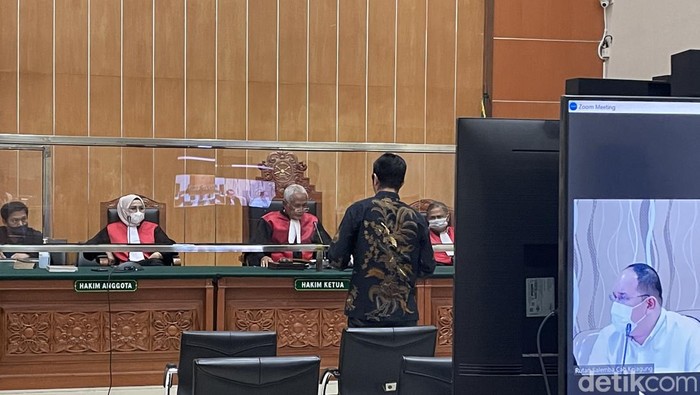 Kuasa hukum korban KSP Indosurya mengajukan gugatan penggabungan ganti rugi kepada majelis hakim.