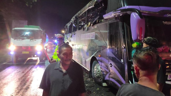 Kondisi kemacetan di setelah bus yang membawa rombongan DPRD Kabupaten Kuansing Riau terbakar berhasil dipadamkan di Muaro Kalaban Kota Sawahlunto, Sumbar, Selasa (13/12/2022). Istimewa