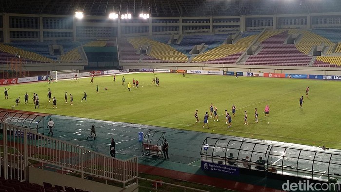 Laga Dewa United melawan Persib Bandung di Stadion Manahan Solo, Rabu (14/12/2022) malam.