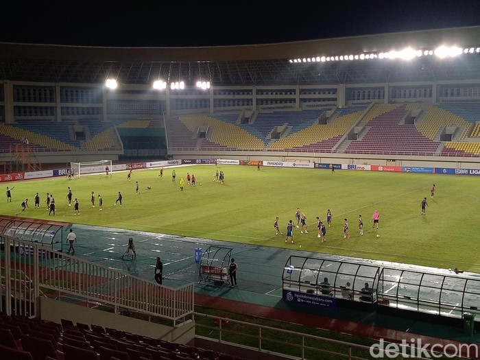 Laga Dewa United melawan Persib Bandung di Stadion Manahan Solo, Rabu (14/12/2022) malam.