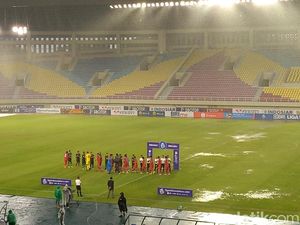 Laga Persikabo 1973 Vs Arema FC di Solo Diwarnai Hujan Deras