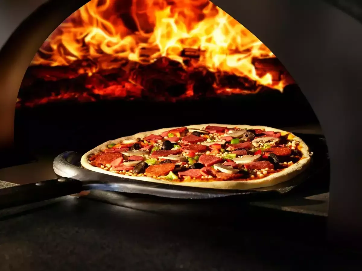 Lebih Gurih dan Bikin Nagih, 5 Alasan Ini Bikin Rasa Pizza di Restoran Lebih Enak