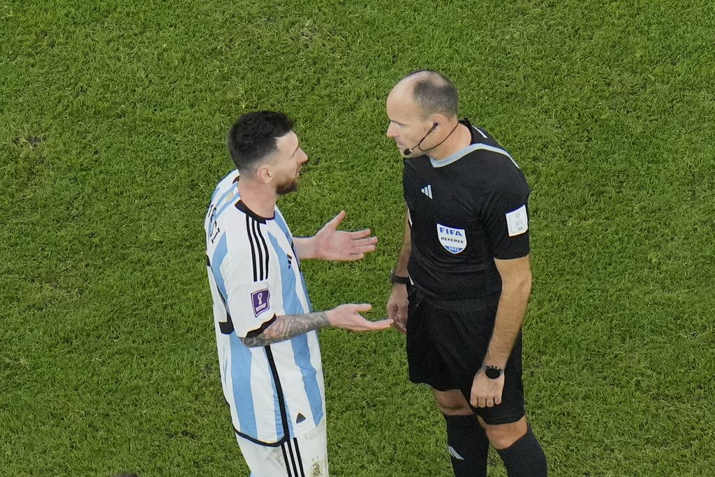 Lionel Messi dari Argentina, kiri, berdebat dengan wasit Mateu Lahoz selama pertandingan sepak bola perempat final Piala Dunia antara Belanda dan Argentina, di Stadion Lusail di Lusail, Qatar,. AP/Hassan Ammar)