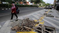 Padahal trotoar ini sudah digunakan oleh pejalan kaki.