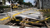 Bagi anda yang melintas harap berhati-hati ya.