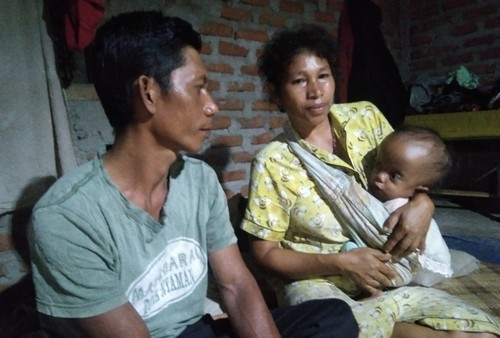 Maria Novantri Anul, bayi penderita hidrosefalus di Manggarai Barat, NTT digendong ibunya.