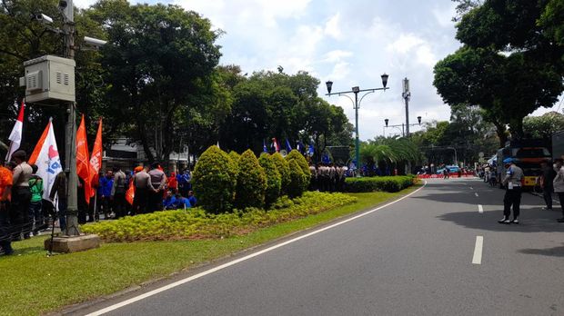 Massa Partai Prima aksi di depan Gedung KPU