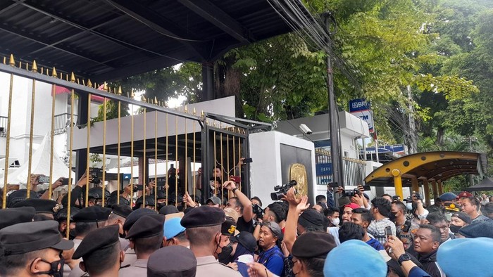 Massa Partai Prima memaksa masuk ke dalam gedung KPU