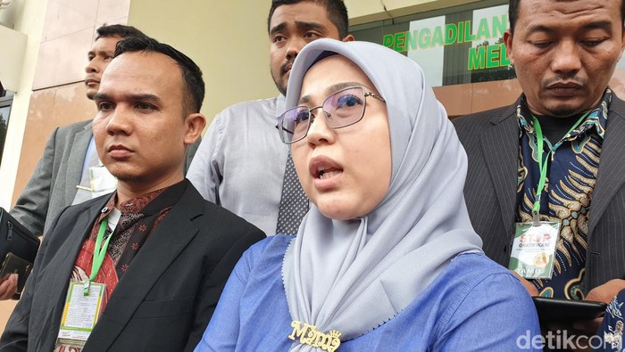 Maya Fitrianty didampingi kuasa hukum. (Foto: Goklas Wisely/detikSumut)