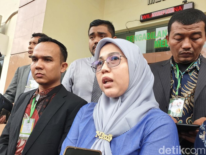 Maya Fitrianty didampingi kuasa hukum. (Foto: Goklas Wisely/detikSumut)