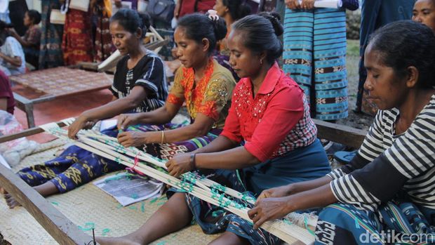 Selain keindahan alamnya, Pulau Sumba juga dikenal dengan kain tenun yang khas bernilai tinggi. Salah satunya adalah yang dibuat oleh kelompok Tenun Ikat Karaja Sumba Barat. Yuk lihat, Sabtu (10/12/2022).