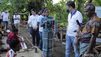 Selain memenuhi fungsi praktis sebagai bahan pakaian, kain tenun tradisional Sumba Barat juga memiliki makna sosio-religius. Makin banyak jumlah kain yang dimiliki, makin beragam corak dan warnanya, makin tinggi pula kedudukan pemiliknya di mata masyarakat. Kain tenun terbaik selalu dipakai untuk menutupi jenazah sebagai simbol penghargaan kepada almarhum. Begitu juga dengan para pelayat, selalu membawa kain tenun sebagai tanda belasungkawa. Kain tenun adalah simbol budaya yang penting dan digunakan dalam berbagai kesempatan seperti perkawinan, menyambut tamu, permintaan maaf dan lain sebagainya.  