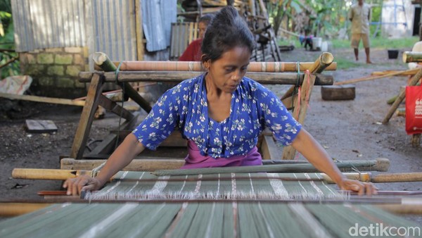 Setelah diwarnai, baru benang di pintal menjadi kain. Benang-benang yang semula tanpa arti diberi hidup menjadi motif-motif yang memiliki makna oleh tangan-tangan perempuan Sumba yang terampil. Proses pembuatan kain Tenun Sumba membutuhkan waktu 6 bulan hingga 3 tahun karena benar-benar tanpa menggunakan mesin. Kesabaran perempuan Sumba terbayarkan ketika berhasil menyelesaikan satu kain tenun yang indah dan bernilai tinggi. Setelah diwarnai, baru benang di pintal menjadi kain. Benang-benang yang semula tanpa arti diberi hidup menjadi motif-motif yang memiliki makna oleh tangan-tangan perempuan Sumba yang terampil. Proses pembuatan kain Tenun Sumba membutuhkan waktu 6 bulan hingga 3 tahun karena benar-benar tanpa menggunakan mesin. Kesabaran perempuan Sumba terbayarkan ketika berhasil menyelesaikan satu kain tenun yang indah dan bernilai tinggi.