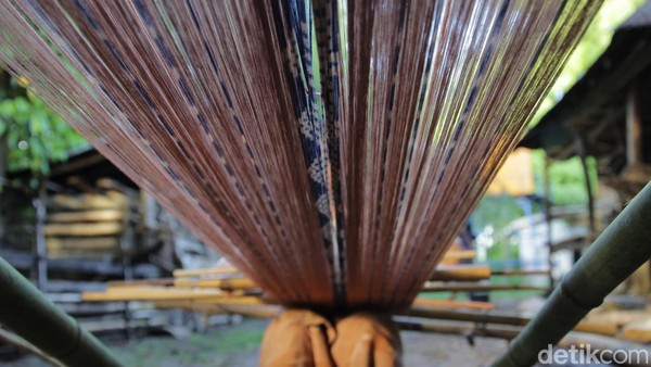 Tenun Sumba banyak mengambil alam sekitar sebagai inspirasi dalam pembuatan motif. Motif hewan dan tumbuhan banyak menghias tenun-tenun nan cantik itu.  