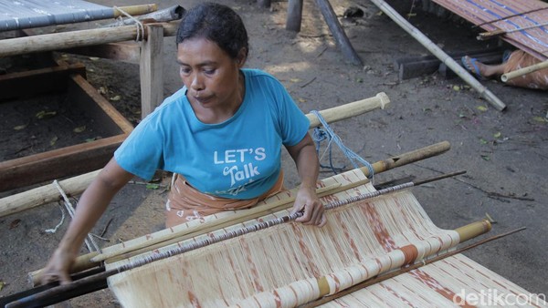 Kelompok Tenun Ikat Karaja ini terbentuk bersama komunitas English Goes to Kampung (EGK) Sumba yang didirikan oleh Asti Kulla, untuk menunjang kemandirian ekonomi di masa pandemi bagi pelaku kreatif potensi lokal yaitu tenun ikat karaja dengan bahan pewarna alam. Kelompok ini berada di Kampung Letehakapuna, Laboya Bawa, Sumba Barat, NTT. Kelompok Tenun Ikat Karaja ini terbentuk bersama komunitas English Goes to Kampung (EGK) Sumba yang didirikan oleh Asti Kulla, untuk menunjang kemandirian ekonomi di masa pandemi bagi pelaku kreatif potensi lokal yaitu tenun ikat karaja dengan bahan pewarna alam. Kelompok ini berada di Kampung Letehakapuna, Laboya Bawa, Sumba Barat, NTT.Â