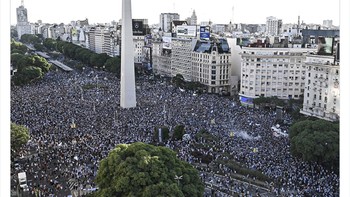 Jalanan di Buenos Aires begitu penuh dengan manusia merayakan kemenangan Argentina. Foto: Twitter