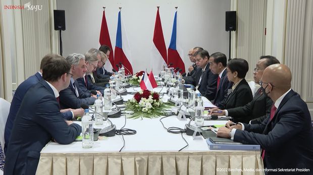Mengawali agenda kunjungan kerjanya di Brussels, Belgia, Rabu, 14 Desember 2022, Presiden Joko Widodo melakukan pertemuan bilateral dengan Perdana Menteri Republik Ceko Petr Fiala di Hotel Steigenberger Wiltcher’s. (Tangkapan Layar Youtube Sekretariat Presiden)