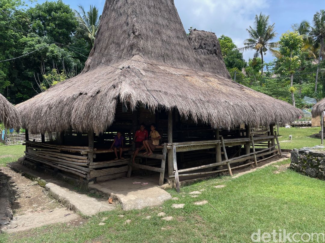Kabupaten  Sumba Barat merupakan salah satu daerah di Nusa Tenggara Timur yang terkenal dengan keindahan alamnya. Namun, Sumba Barat  juga terkenal dengan budaya dan tradisinya. Salah satu kampung adat Moto Dawu atau Mot Dawu, Sabtu (10/12/2022).