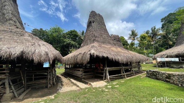 Satu rumah dibagi menjadi 3 bagian, yaitu menara rumah, bangunan utama, dan bagian bawah. Menara, tempat yang paling tinggi digunakan sebagai simbol bagi para arwah yang memiliki kedudukan tertinggi.  Satu rumah dibagi menjadi 3 bagian, yaitu menara rumah, bangunan utama, dan bagian bawah. Menara, tempat yang paling tinggi digunakan sebagai simbol bagi para arwah yang memiliki kedudukan tertinggi. Â
