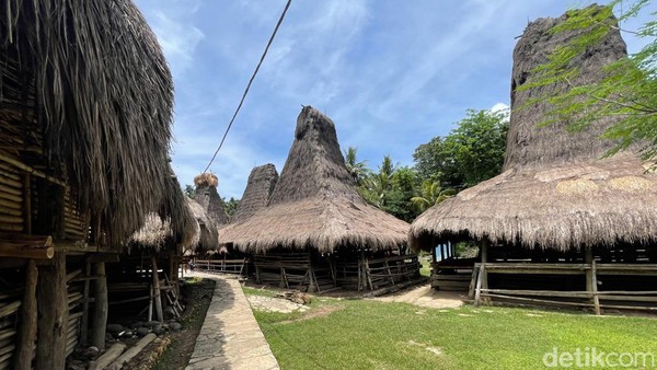 Selain disebut dengan nama Uma Bokulu, Rumah Adat Sumba juga disebut dengan nama Uma Mbatangu. Umah Mbatangu memiliki arti rumah menara.  