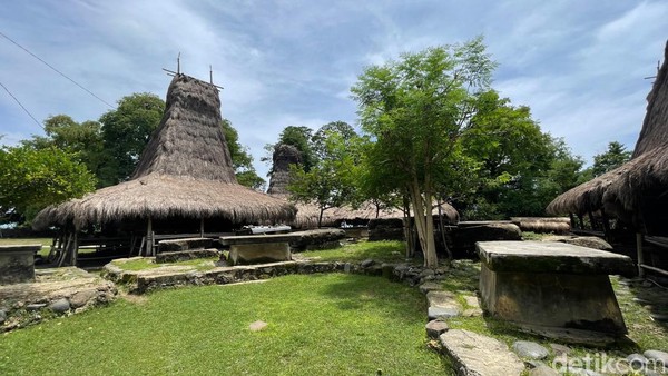 Pulau Sumba sendiri juga terkenal dengan sebutannya sebagai Tanah Marapu, yang artinya kurang lebih adalah Tanah milik nenek moyang atau leluhur. Menurut masyarakat setempat, Marapu merupakan kepercayaan memuja roh para leluhur yang dianut oleh lebih dari setengah masyarakat Sumba. Rumah adat Sumba berdiri dan mengelilingi kubur batu peninggalan zaman megalitikum.  Pulau Sumba sendiri juga terkenal dengan sebutannya sebagai Tanah Marapu, yang artinya kurang lebih adalah Tanah milik nenek moyang atau leluhur. Menurut masyarakat setempat, Marapu merupakan kepercayaan memuja roh para leluhur yang dianut oleh lebih dari setengah masyarakat Sumba. Rumah adat Sumba berdiri dan mengelilingi kubur batu peninggalan zaman megalitikum. Â