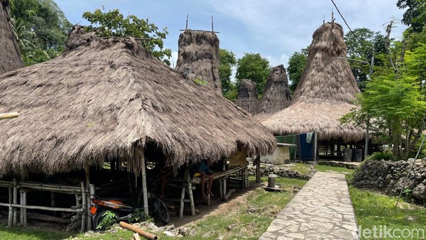 Rumah adat Sumba memiliki keunikan berupa atapnya yang menjulang tinggi. Bagian atap yang menjulang tinggi ini biasa disebut dengan menara. Masyarakat menggunakan kayu dan juga bambu sebagai temboknya, sedangkan untuk atapnya menggunakan jerami. Â Rumah adat Sumba memiliki keunikan berupa atapnya yang menjulang tinggi. Bagian atap yang menjulang tinggi ini biasa disebut dengan menara. Masyarakat menggunakan kayu dan juga bambu sebagai temboknya, sedangkan untuk atapnya menggunakan jerami. Â